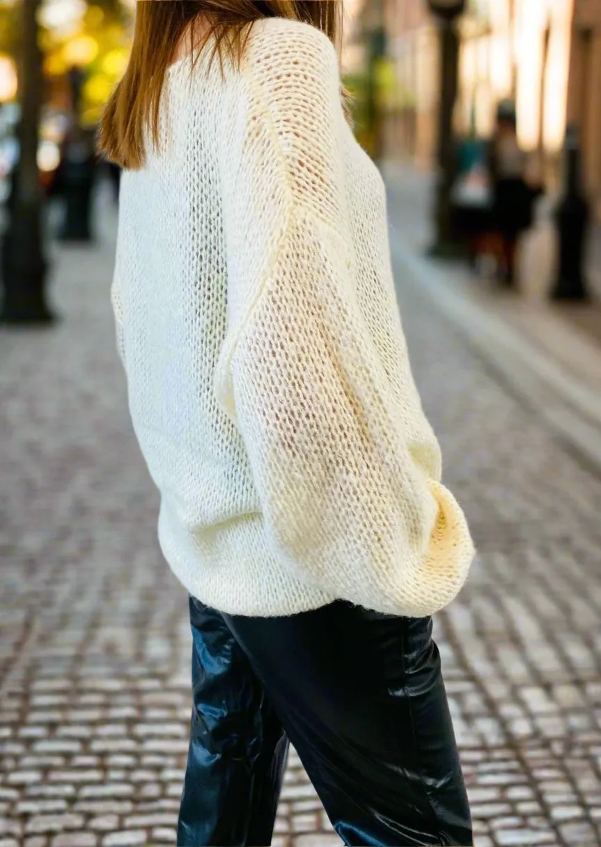 AIRY CHARM LIGHTWEIGHT SWEATER