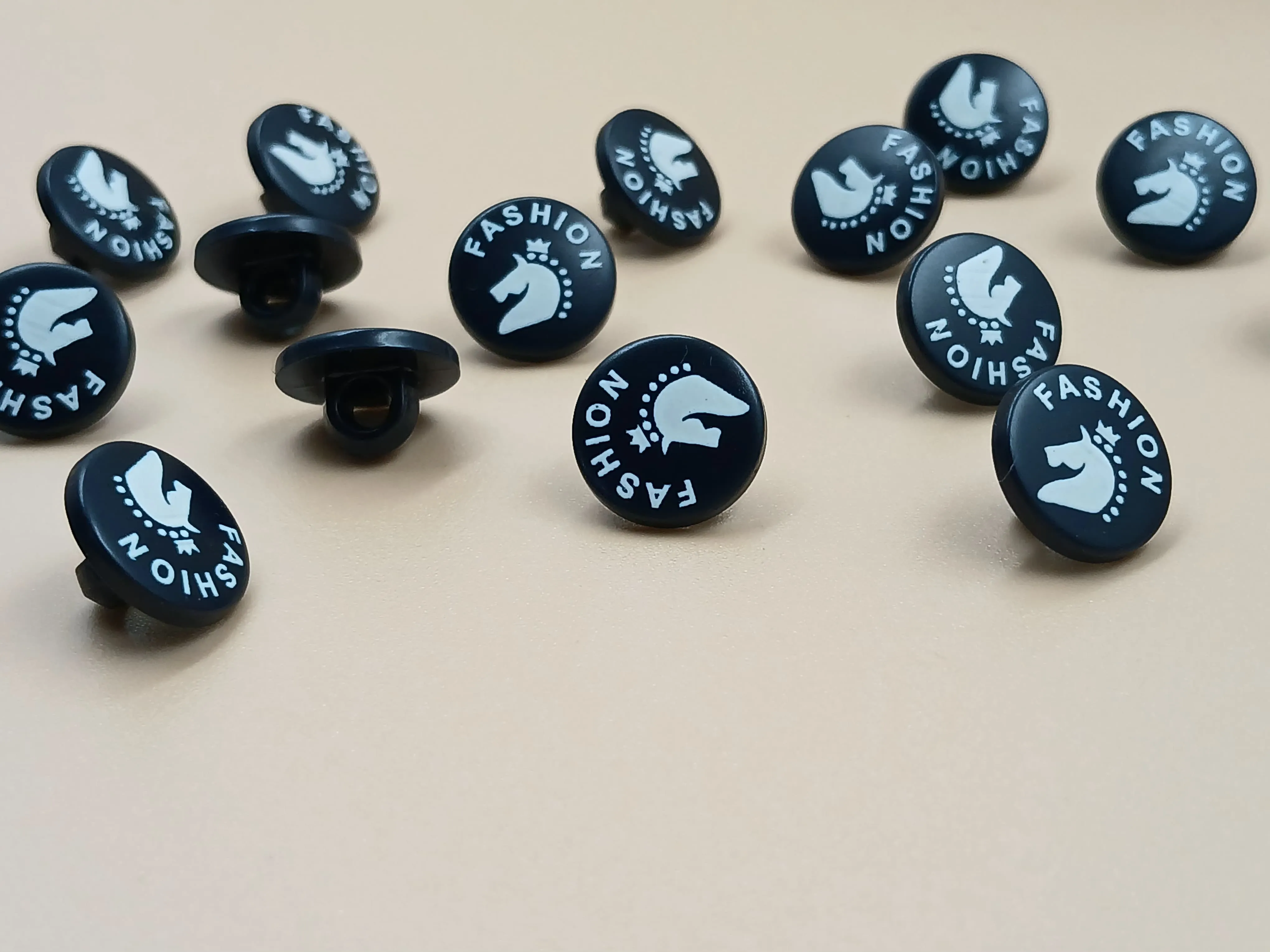 Black & White Round Shape Horse Design Down Hole Plastic Buttons